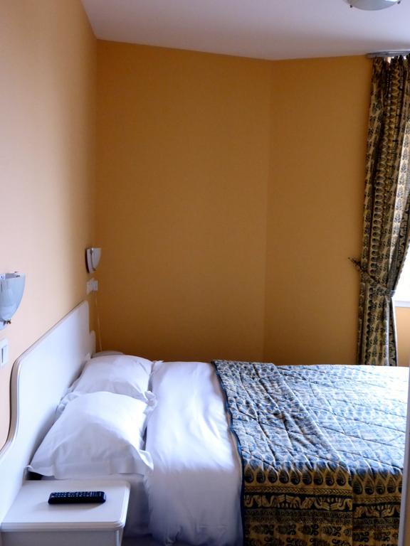 Hotel De France Pontorson Oda fotoğraf
